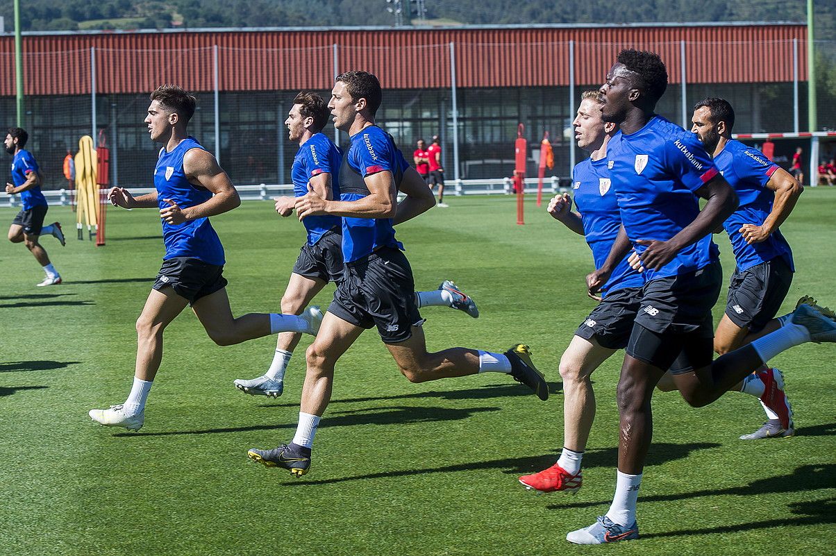 Athleticeko jokalariak lasterka, Lezamako kirol instalazioetan eginiko entrenamendu saio batean. LUIS JAUREGIALTZO / FOKU. Athleticeko jokalariak lasterka, Lezamako kirol instalazioetan eginiko entrenamendu saio batean. LUIS JAUREGIALTZO / FOKU.