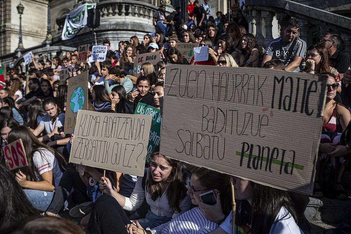 Ehunka gaztek parte hartu zuten Bilboko mobilizazioan; ardurak hartzeko eskatu zieten politikariei zein herritarrei. ARITZ LOIOLA / FOKU. Ehunka gaztek parte hartu zuten Bilboko mobilizazioan; ardurak hartzeko eskatu zieten politikariei zein herritarrei. ARITZ LOIOLA / FOKU.