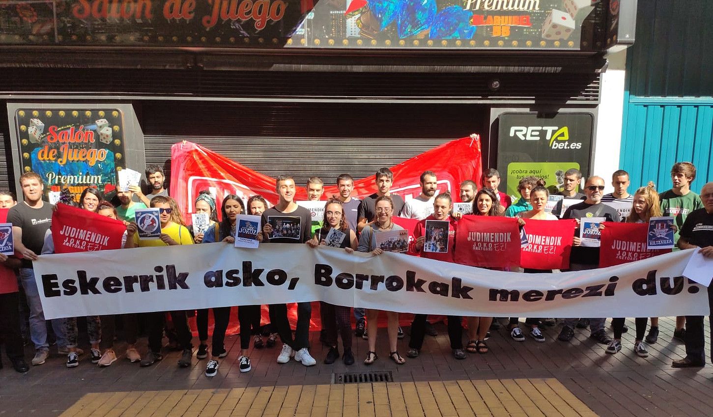 Gasteizen atzo eginiko agerraldia. JUDIMENDIKO JOKO ARETOARI EZ DINAMIKA.