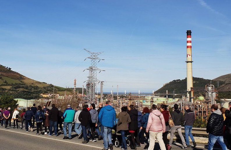 Manifestazioa egin dute goizean, Zierbenatik Muskizera, Petronorren azken isuriak salatzeko. @OTERO_MIKEL