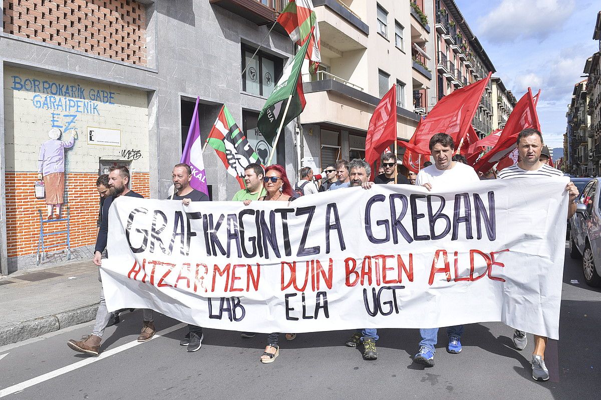 Gipuzkoako arte grafikoetako langileek Tolosan irailaren 25ean egindako manifestazioa. IDOIA ZABALETA / FOKU. Gipuzkoako arte grafikoetako langileek Tolosan irailaren 25ean egindako manifestazioa. IDOIA ZABALETA / FOKU.