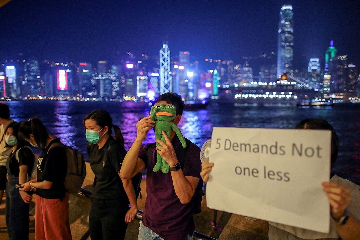 Gobernuaren aurkako manifestariek Hong Kongeko Tsim Sha Tsui auzoan egin zuten giza-katea, bart. FAZRY ISMAIL / EFE.