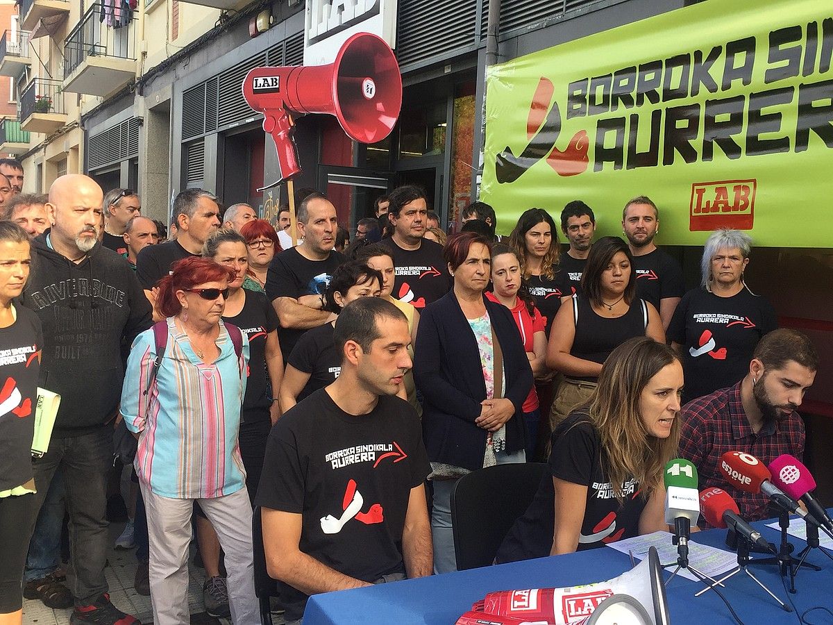 Mahaian, Imanol Salinas, Itxaso Torregrosa eta Imanol Karrera, LABeko hainbat kidez inguratua, atzo. JOXERRA SENAR. Mahaian, Imanol Salinas, Itxaso Torregrosa eta Imanol Karrera, LABeko hainbat kidez inguratua, atzo. JOXERRA SENAR.
