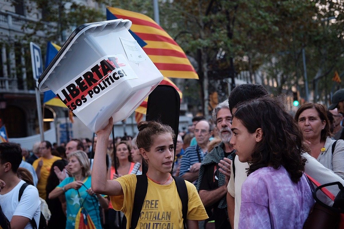 Bartzelonan egin zuten, atzo, independentzia erreferendumaren urteurreneko manifestazio nagusia. ORIOL CLAVERA.