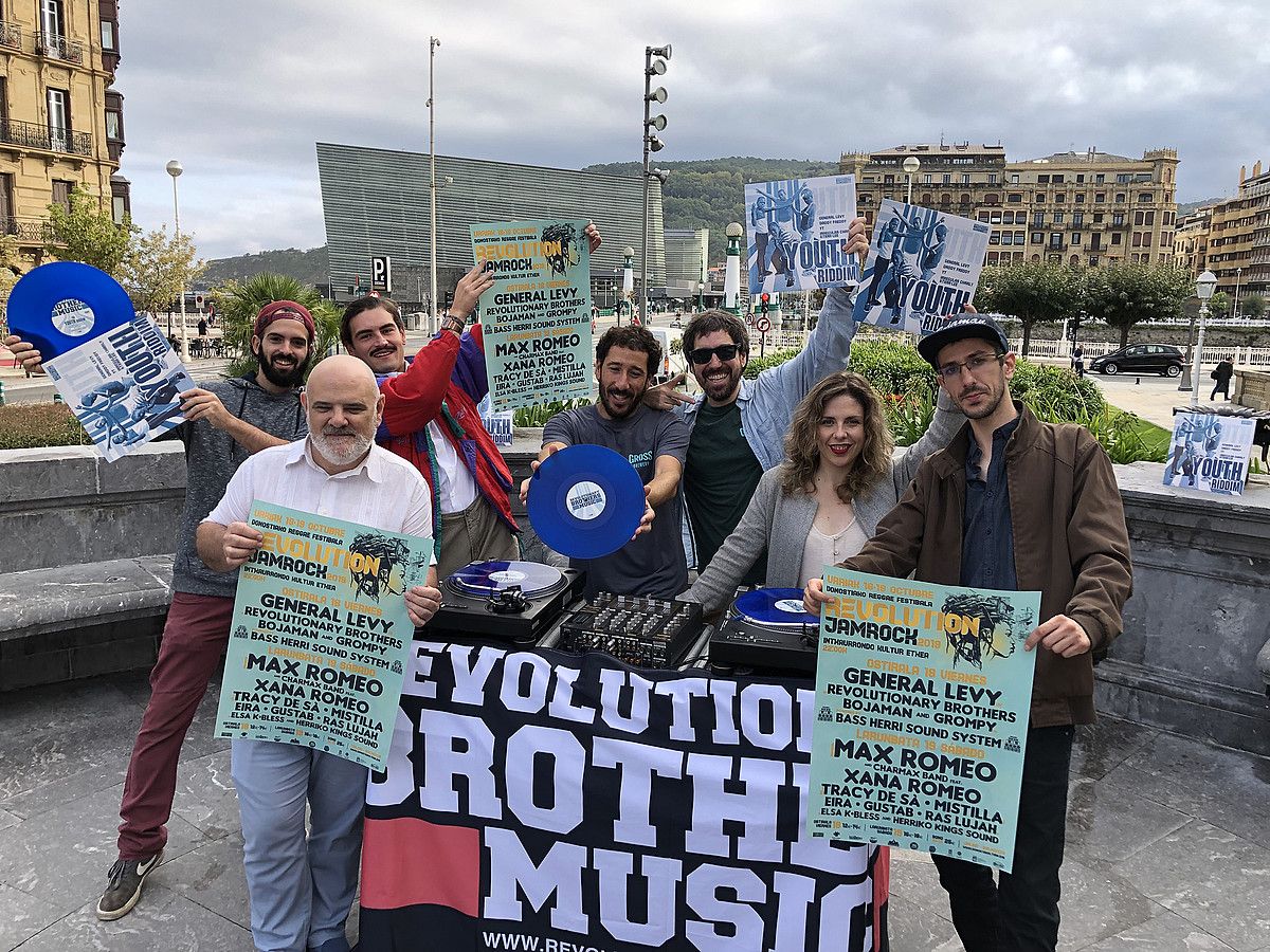 Jaialdiaren antolatzaileak eta parte hartzaileetako batzuk, atzo, Donostian egindako aurkezpenean. DONOSTIA KULTURA.