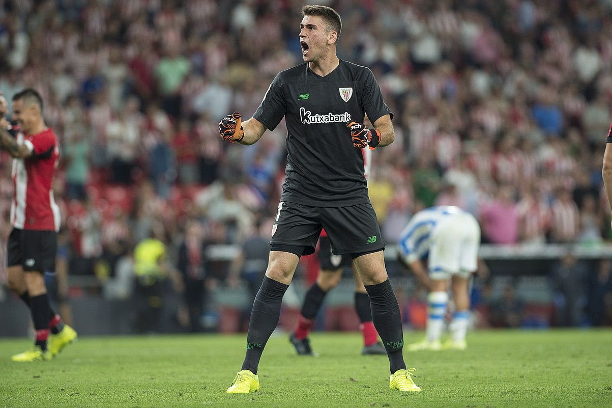 Unai Simon, Athleticek Realaren aurka lortutako garaipena ospatzen, joan den abuztuaren 30ean. MONIKA DEL VALLE / FOKU.