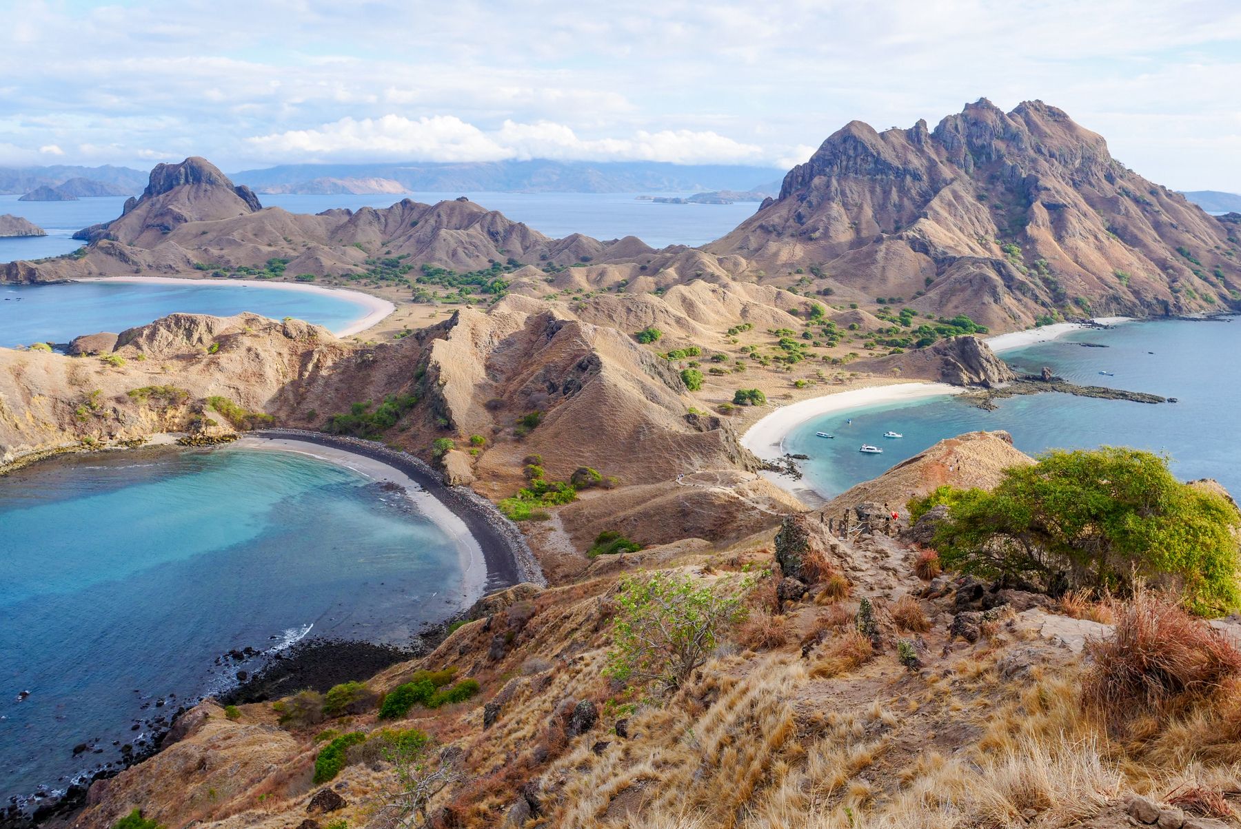 Hondartza eta mendia, euskaldunaren mamia. Padar uhartea Indonesiako Komodoko parke nazionaleko bitxirik ikusgarrienetako bat da Hondartza eta mendia, euskaldunaren mamia. Padar uhartea Indonesiako Komodoko parke nazionaleko bitxirik ikusgarrienetako bat da