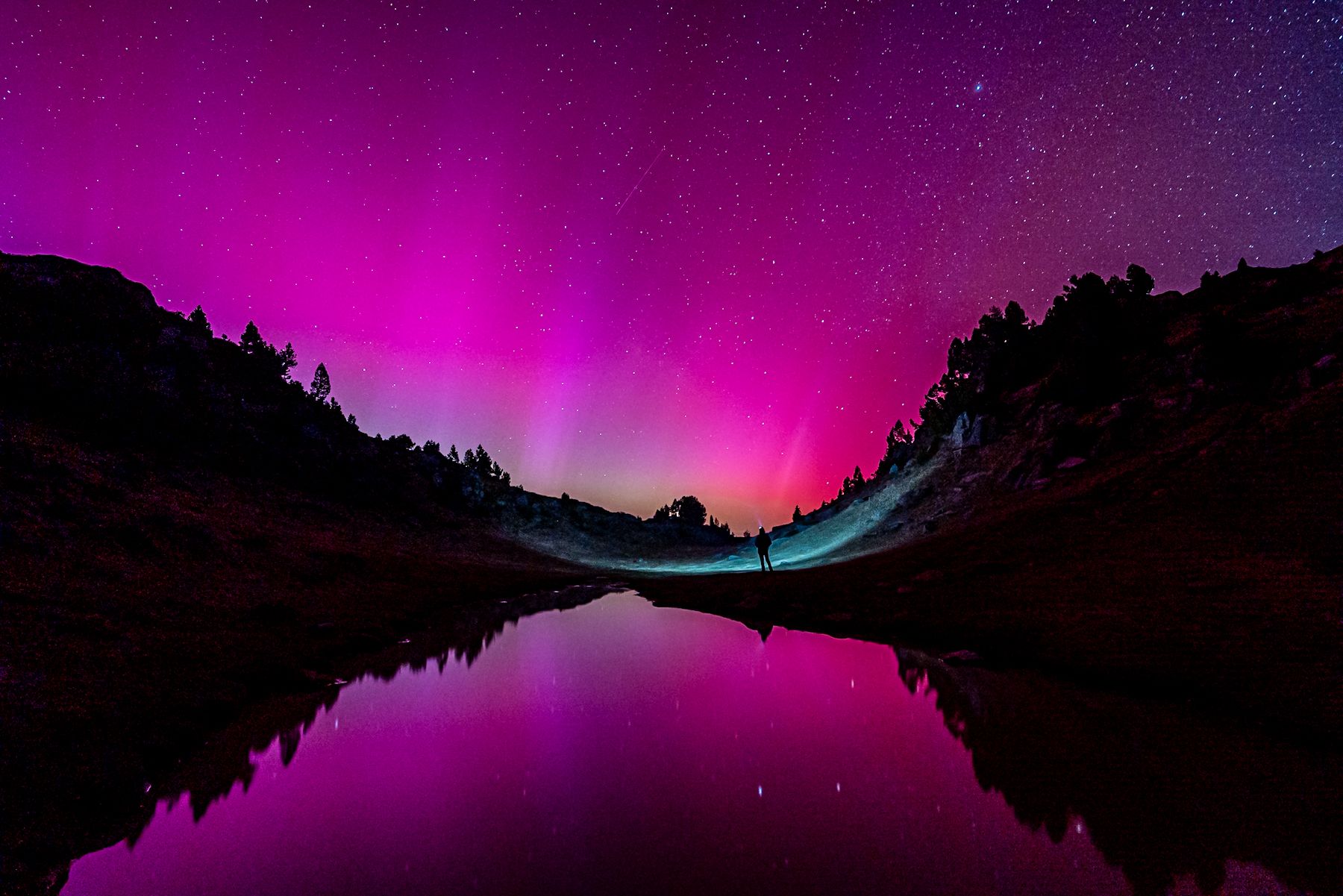 Bigarren saria. Pirinioetan, gau izartsua eta aurora boreala batera Bigarren saria. Pirinioetan, gau izartsua eta aurora boreala batera