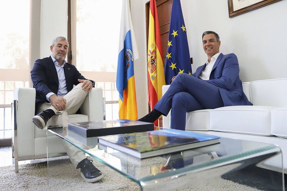 Fernando Clavijo Kanaria Uharteetako presidentea eta Pedro Sanchez Espainiakoa, pasa den ostiralean. LUIS G MORERA / EFE Fernando Clavijo Kanaria Uharteetako presidentea eta Pedro Sanchez Espainiakoa, pasa den ostiralean. LUIS G MORERA / EFE