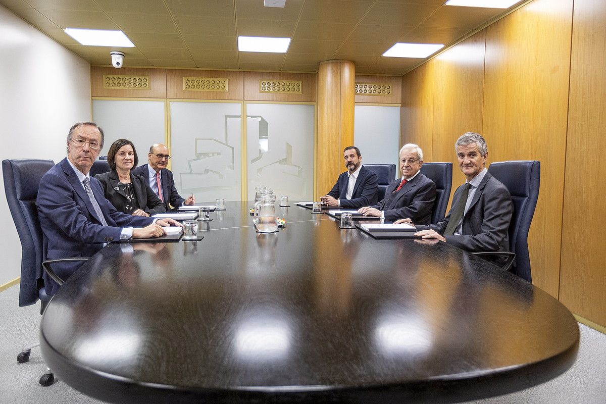 Alberto Lopez Basaguren, Arantxa Elizondo, Mikel Legarda, Iñigo Urrutia eta Jaime Ignacio del Burgo, Andoni Iturbe legebiltzarreko legelari nagusiarekin, iazko urriaren 26an. ENDIKA PORTILLO / FOKU.