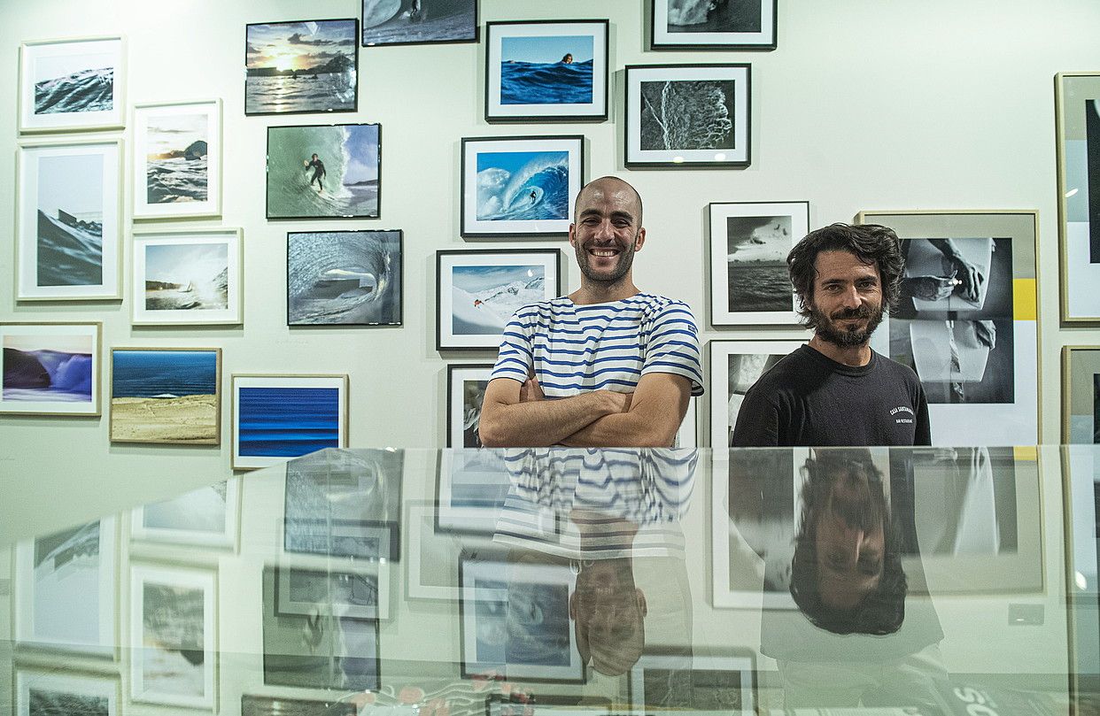 Iñigo Gaiton eta Sancho Rodriguez, erakusketaren antolatzaileak. JON URBE / FOKU.