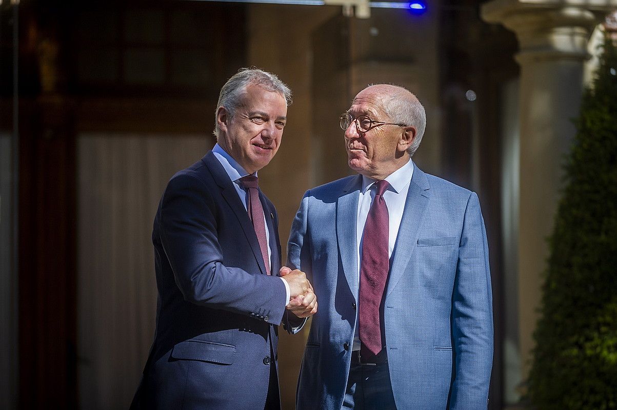 Iñigo Urkullu Eusko Jaurlaritzako lehendakaria eta Jean Rene Etxegarai Euskal Elkargoko lehendakaria, Ajuriaeneko sinadura ekitaldian. JAIZKI FONTANEDA / FOKU. Iñigo Urkullu Eusko Jaurlaritzako lehendakaria eta Jean Rene Etxegarai Euskal Elkargoko lehendakaria, Ajuriaeneko sinadura ekitaldian. JAIZKI FONTANEDA / FOKU.
