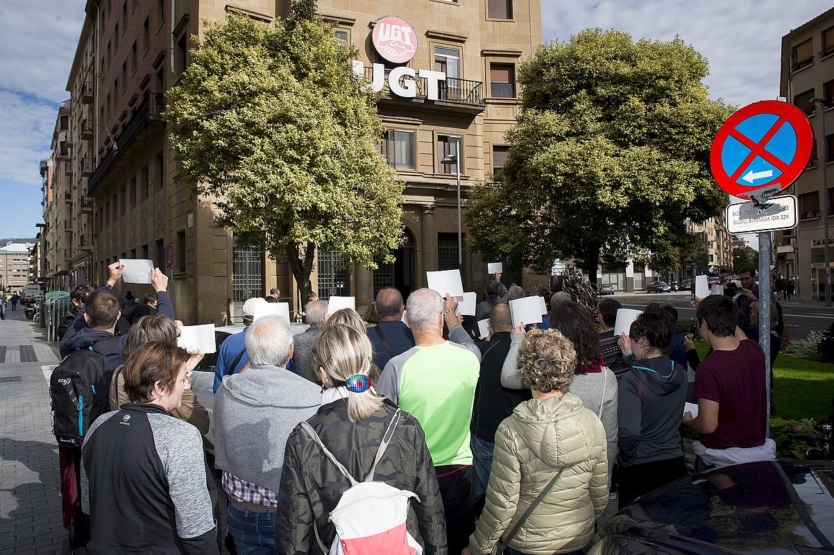 Dozenaka euskaltzale, atzo, UGT sindikatuak Iruñean duen egoitza nagusiko atarian protestan. IÑIGO URIZ / FOKU. Dozenaka euskaltzale, atzo, UGT sindikatuak Iruñean duen egoitza nagusiko atarian protestan. IÑIGO URIZ / FOKU.