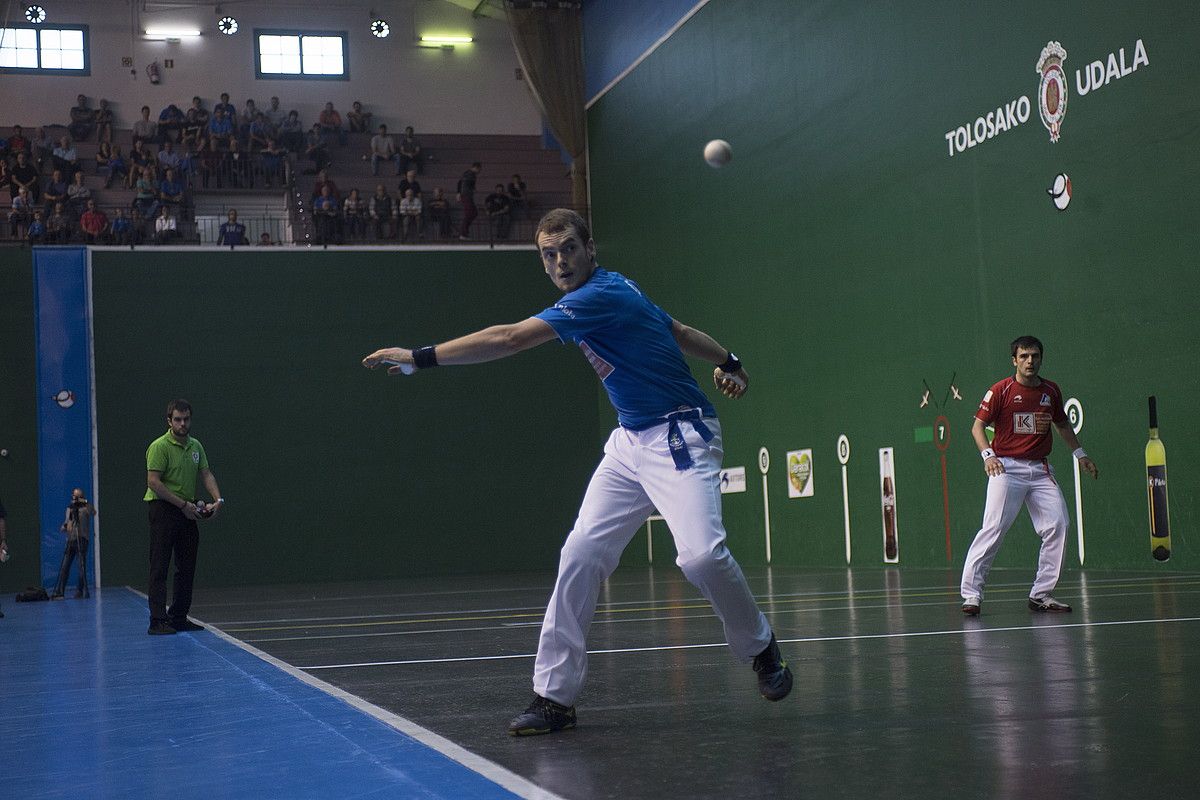 Unai Laso pilota astintzeko prest, atzoko partidan. JUAN CARLOS RUIZ / FOKU. Unai Laso pilota astintzeko prest, atzoko partidan. JUAN CARLOS RUIZ / FOKU.