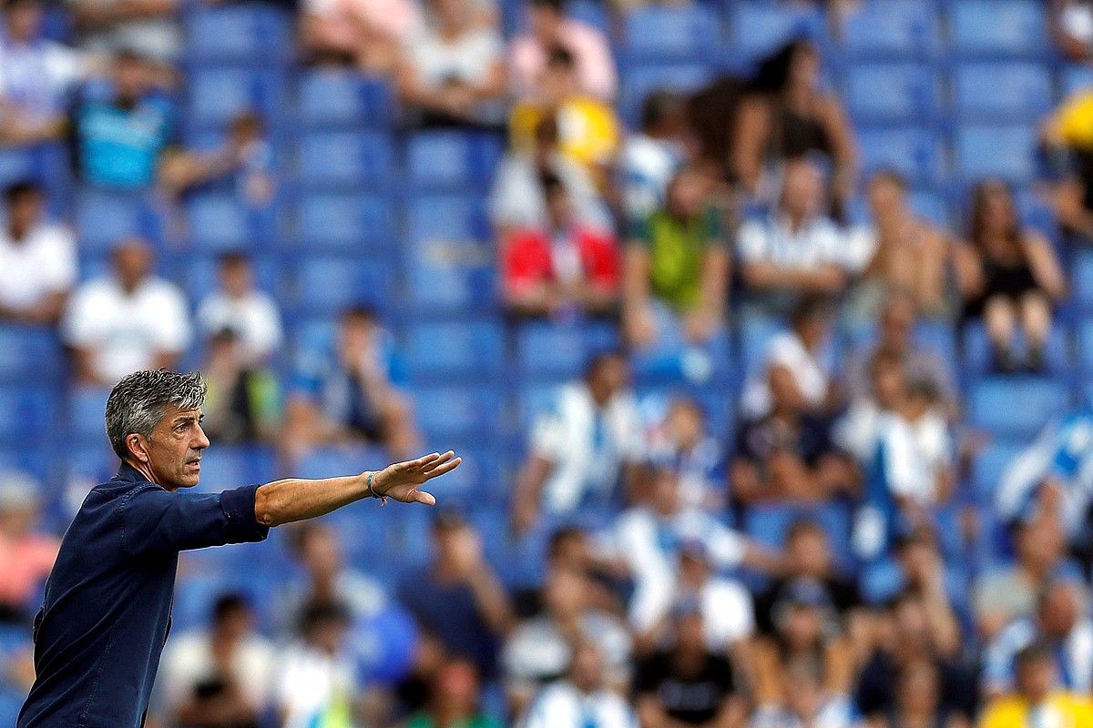 Imanol Alguacil, aginduak ematen, Realak sasoi honetan Espanyolen zelaian jokatutako partidan. ALBERTO ESTEVEZ / EFE.