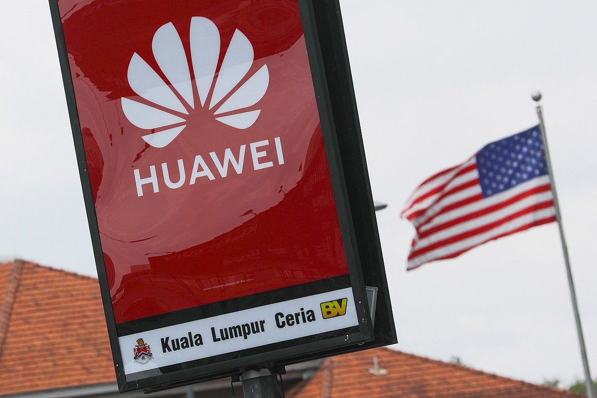 Huaweiren propaganda AEBetako bandera baten ondoan. Malaysian. EFE/ FAZRY ISMAIL.