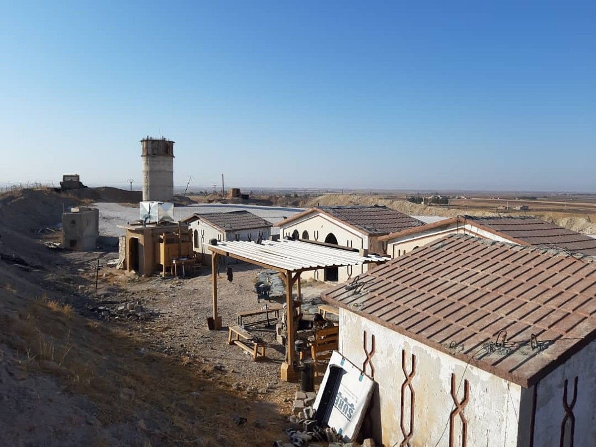 Serekaniyeko base militarra herenegun utzi zuten AEBetako soldaduek; ordukoa da irudia. Bart gauean Turkiako indarrek bonbardatu zuten puntu hori. AZAV EVDIKE. Serekaniyeko base militarra herenegun utzi zuten AEBetako soldaduek; ordukoa da irudia. Bart gauean Turkiako indarrek bonbardatu zuten puntu hori. AZAV EVDIKE.