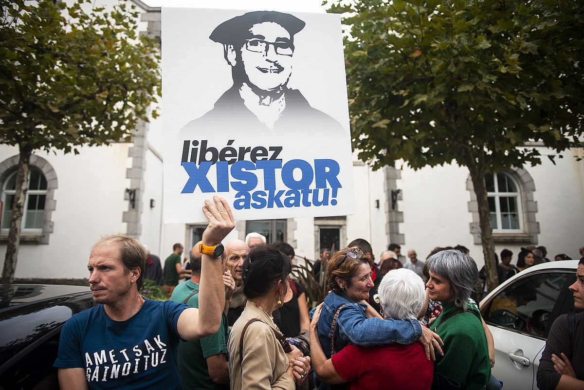 Elkarretaratzea egin zuten atzo iluntzean Senperen, auzitegiaren erabakiaren kontra protesta egiteko. GILLAUME FAUVEAU.