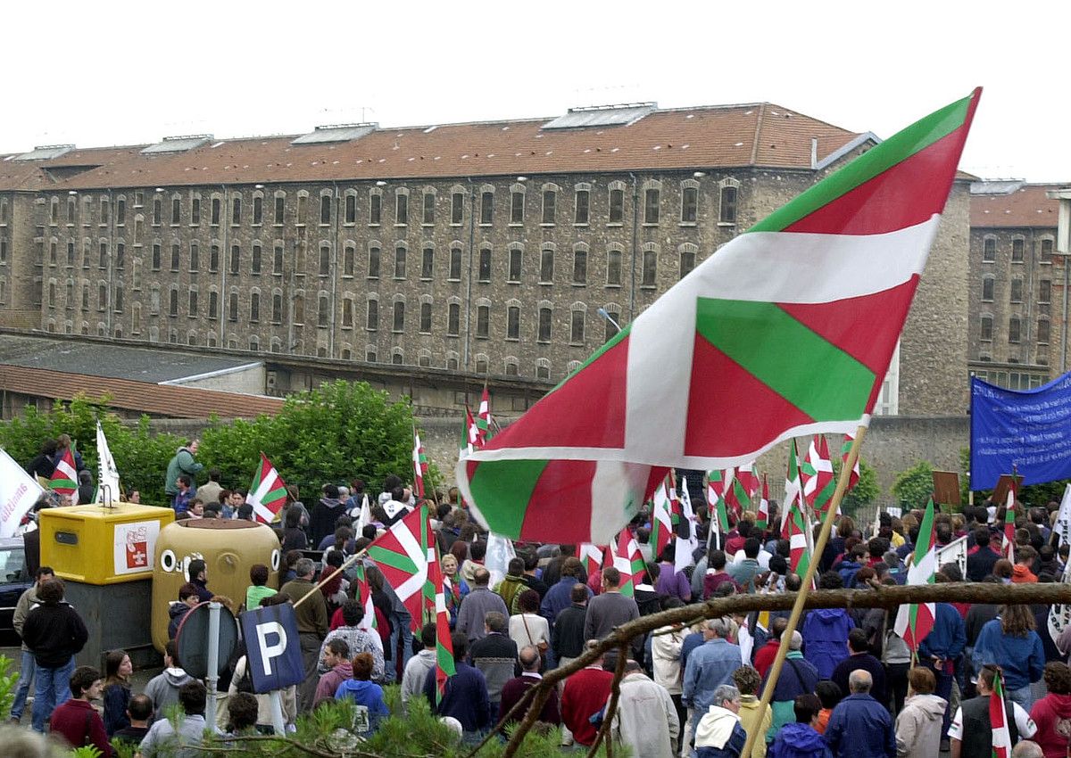 Martxa batean, EPPK-koak Fresnesko ziegetako leihotik ikurrak ateratzen. BERRIA.