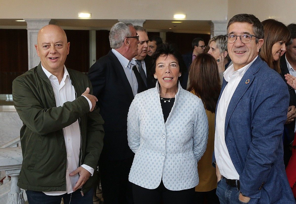 PSE-EEko hautagai Odon Elorza, Isabel Zelaa eta Patxi Lopez, atzo, Donostian. GORKA ESTRADA / EFE.