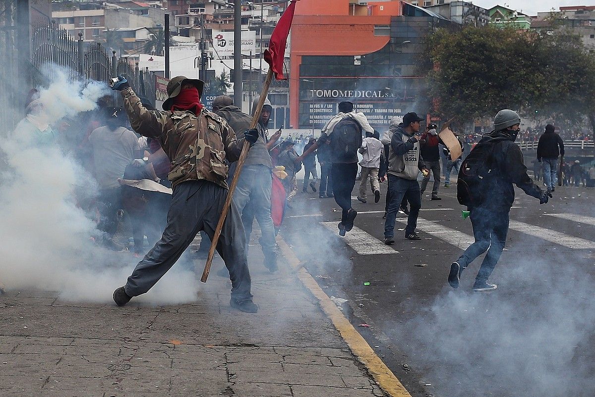 Indigena talde bat Ekuadorko Parlamentuaren kanpoaldean protestan, herenegun, Quiton. JOSE JACOME /EFE.