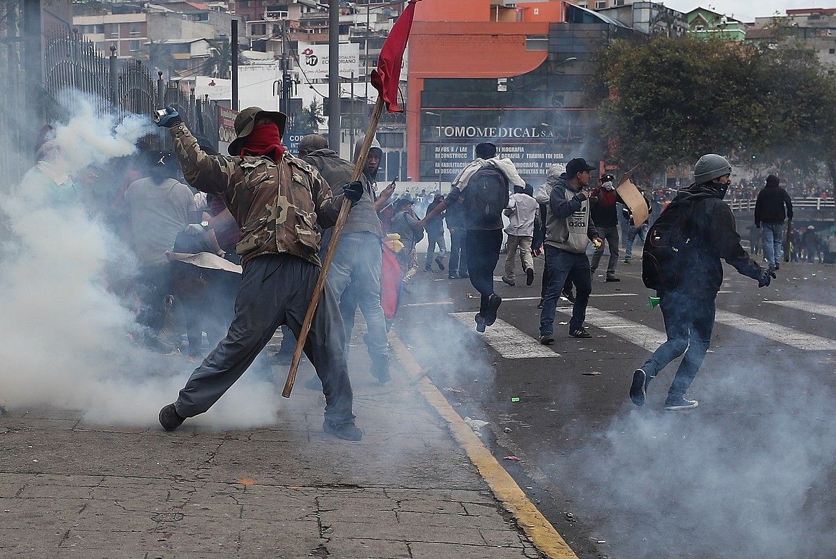 Indigena talde bat Ekuadorko Parlamentuaren kanpoaldean protestan, herenegun, Quiton. JOSE JACOME /EFE. Indigena talde bat Ekuadorko Parlamentuaren kanpoaldean protestan, herenegun, Quiton. JOSE JACOME /EFE.