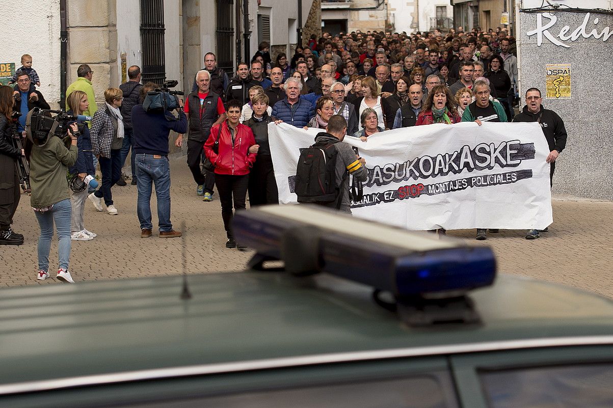 Guardia Zibilaren patruila bat, atzo iluntzean Altsasun egindako manifestazioari so. IÑIGO URIZ / FOKU.