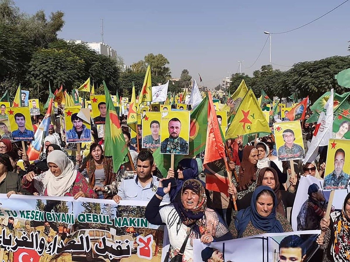 Turkiaren inbasioaren aurkako manifestazio bat Qamixli hirian. Ankarak bonbardatu dituen hirietako bat da. KHABAT ZAN.