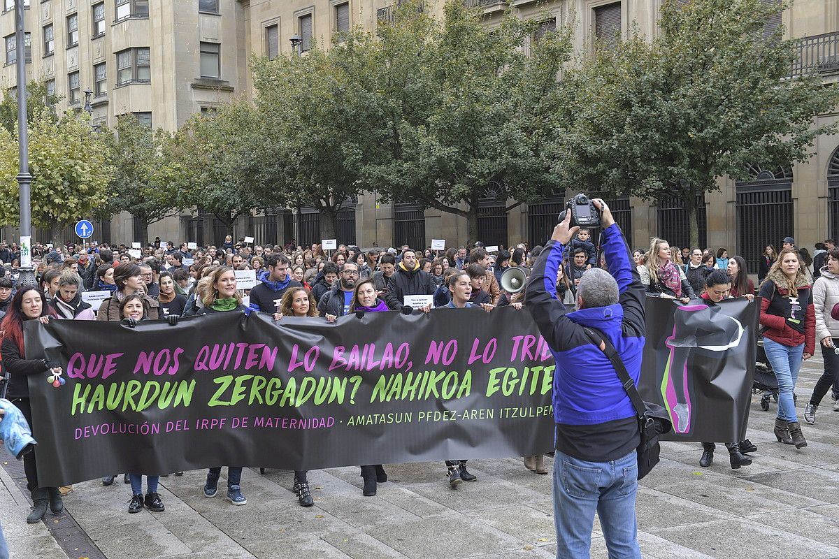 2018ko urriaren 27an manifestazioa izan zen Iruñean, foru gobernuari eskatzeko amatasun laguntzengatik atxikitakoa itzultzeko. IDOIA ZABALETA / FOKU. 2018ko urriaren 27an manifestazioa izan zen Iruñean, foru gobernuari eskatzeko amatasun laguntzengatik atxikitakoa itzultzeko. IDOIA ZABALETA / FOKU.