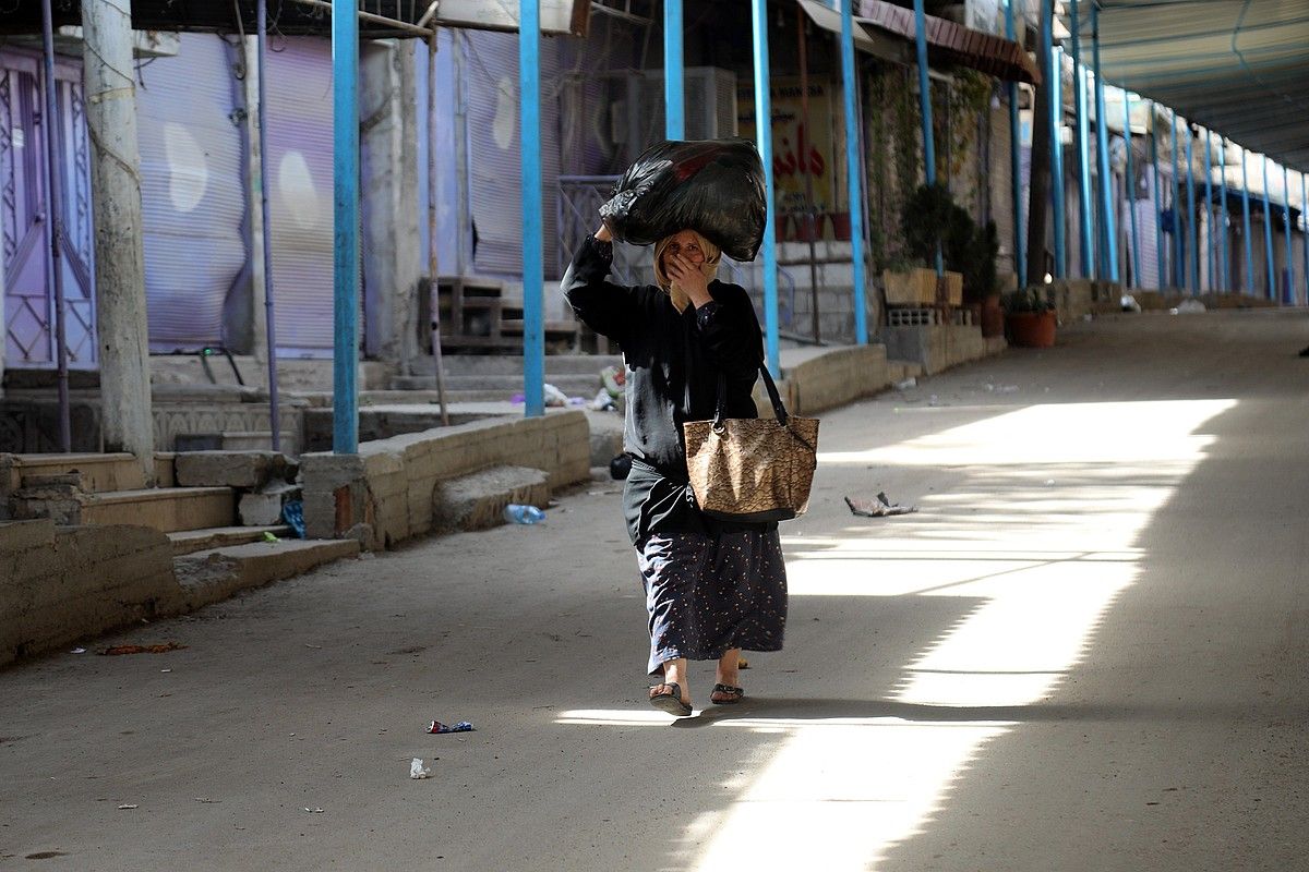 Emakume bat Ras al-Ain hiriko kale batean, atzo. STRINGER / EFE.