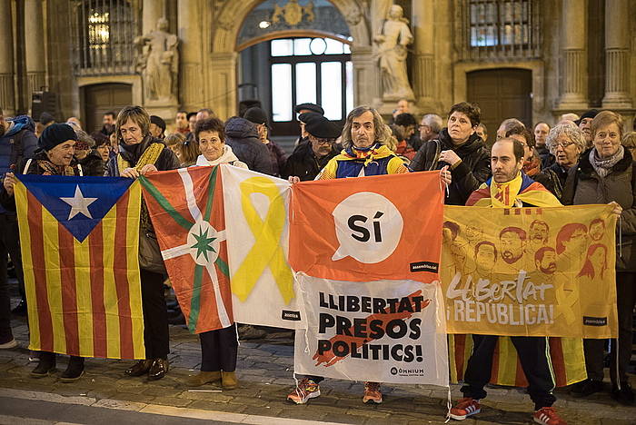 Kataluniako prozesu subiranistaren aldeko elkarretaratzea, gaur, Iruñeko udaletxearen parean. IñIGO URIZ, FOKU