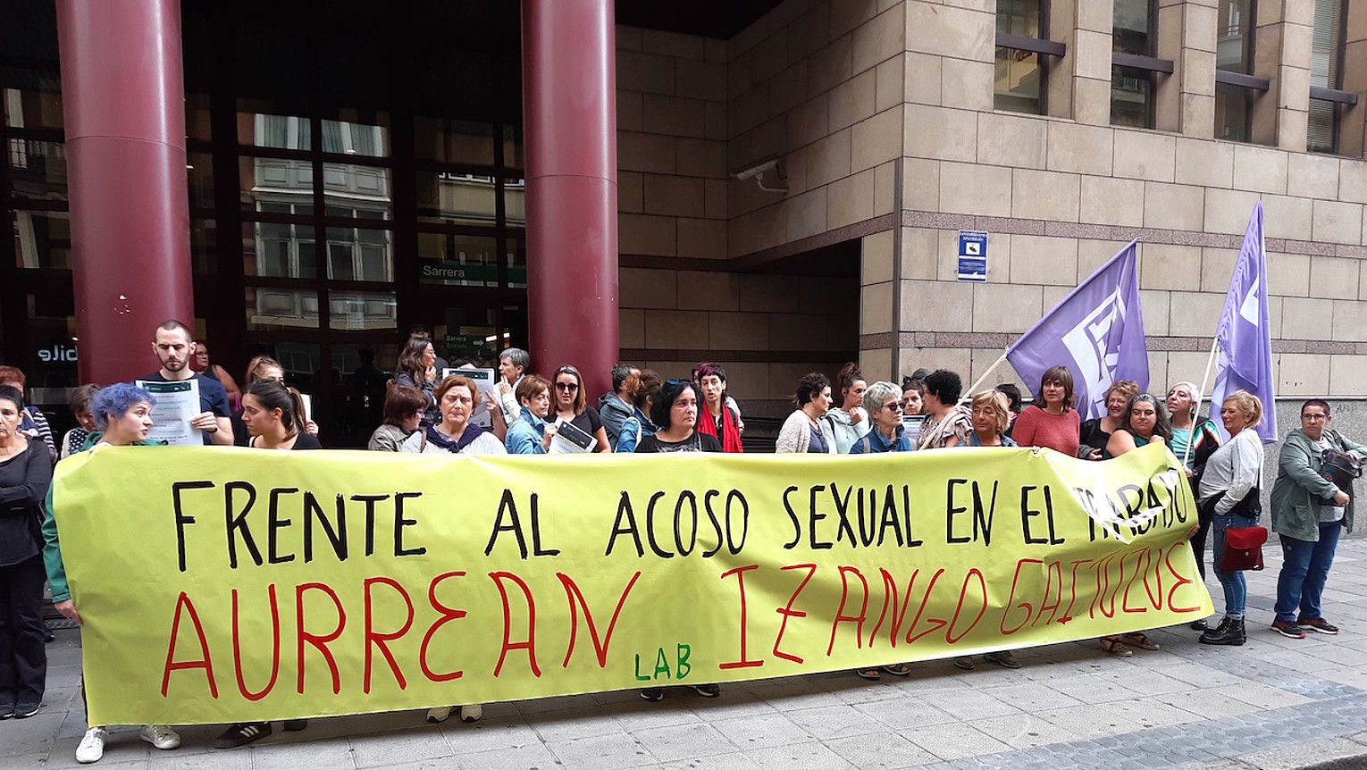 LABek babesa adierazi zion atzo salatzaileari, Bilboko epaitegien aurrean egindako elkarretaratzean. LAB. LABek babesa adierazi zion atzo salatzaileari, Bilboko epaitegien aurrean egindako elkarretaratzean. LAB.