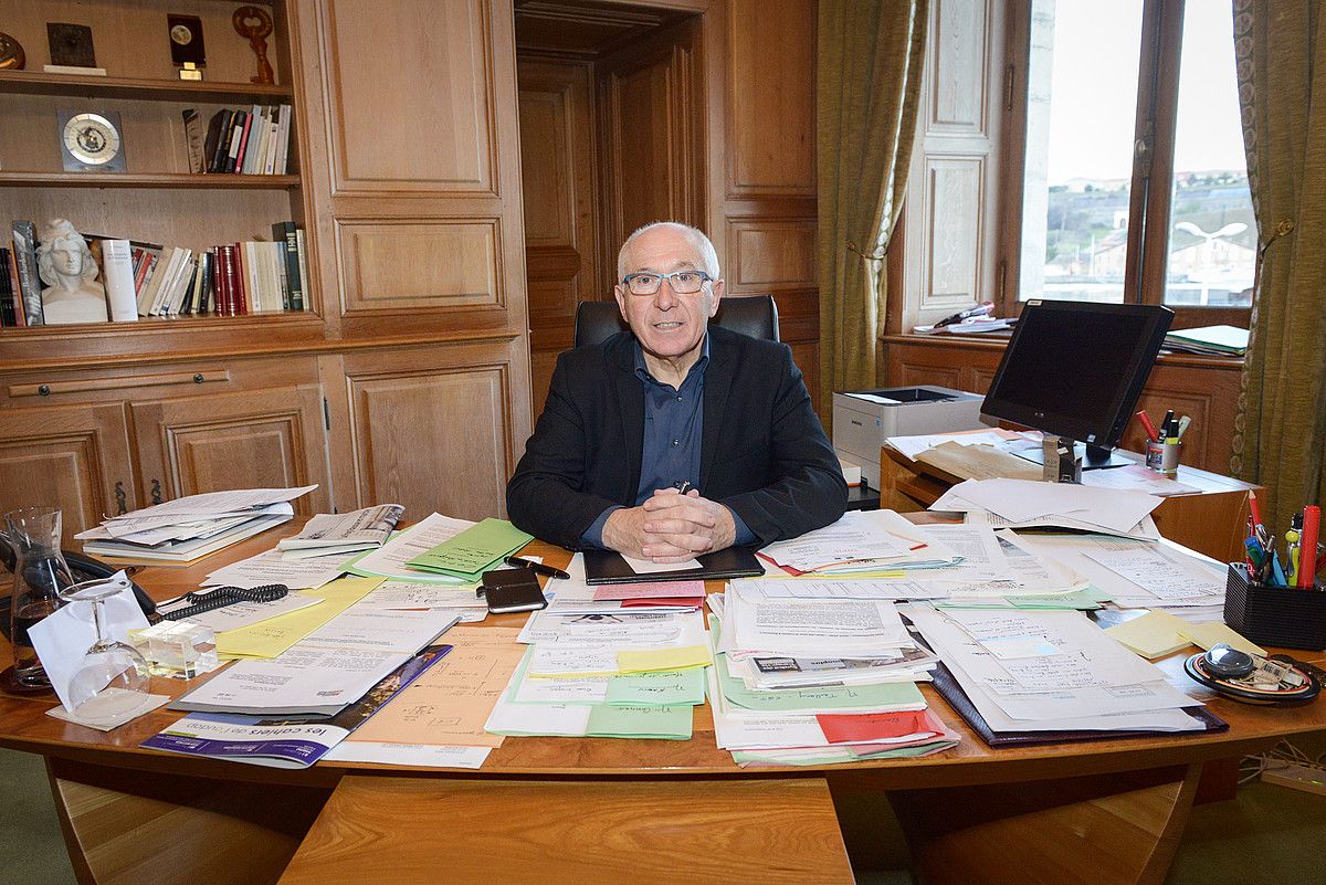 Jean Rene Etxegarai, Baionako herriko etxeko bere bulegoan. ISABELLE MIQUELESTORENA. Jean Rene Etxegarai, Baionako herriko etxeko bere bulegoan. ISABELLE MIQUELESTORENA.
