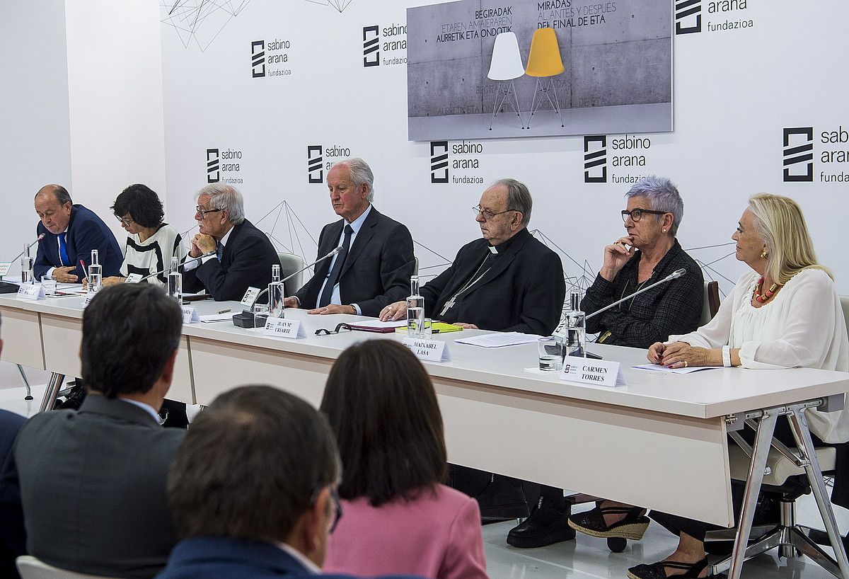 J. A. Rodriguez Ranz, Edurne Portela, Joaquin Gimenez, Juan Maria Atutxa, Juan Maria Uriarte, Maixabel Lasa eta Carmen Torres. LUIS JAUREGIALTZO / FOKU. J. A. Rodriguez Ranz, Edurne Portela, Joaquin Gimenez, Juan Maria Atutxa, Juan Maria Uriarte, Maixabel Lasa eta Carmen Torres. LUIS JAUREGIALTZO / FOKU.