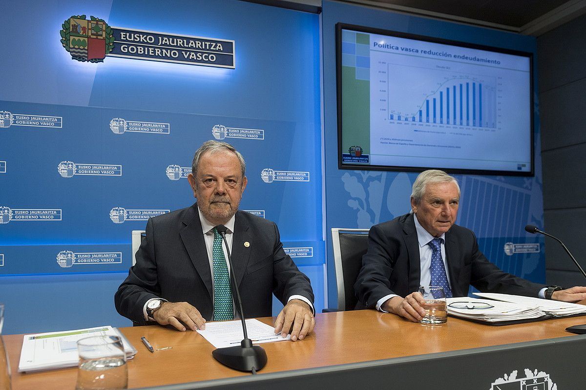 Pedro Azpiazu Eusko Jaurlaritzako Ogasun eta Ekonomia sailburua eta Alberto Alberdi sailburuordea, atzo, Gasteizen. JUANAN RUIZ / FOKU. Pedro Azpiazu Eusko Jaurlaritzako Ogasun eta Ekonomia sailburua eta Alberto Alberdi sailburuordea, atzo, Gasteizen. JUANAN RUIZ / FOKU.