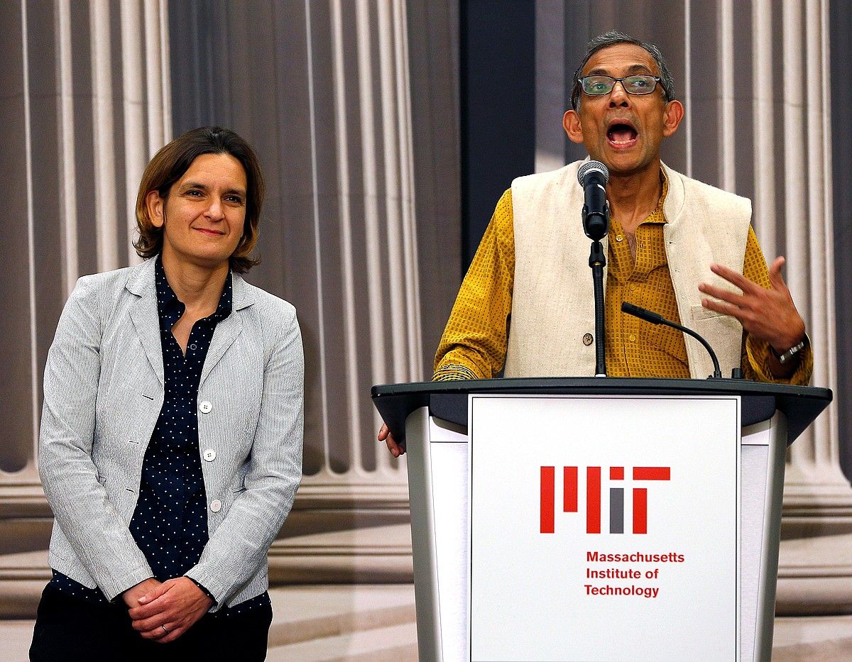 Esther Duflo eta Abhijit Barnerjee, atzo, Cambridgen. CJ GUNTHER / EFE. Esther Duflo eta Abhijit Barnerjee, atzo, Cambridgen. CJ GUNTHER / EFE.
