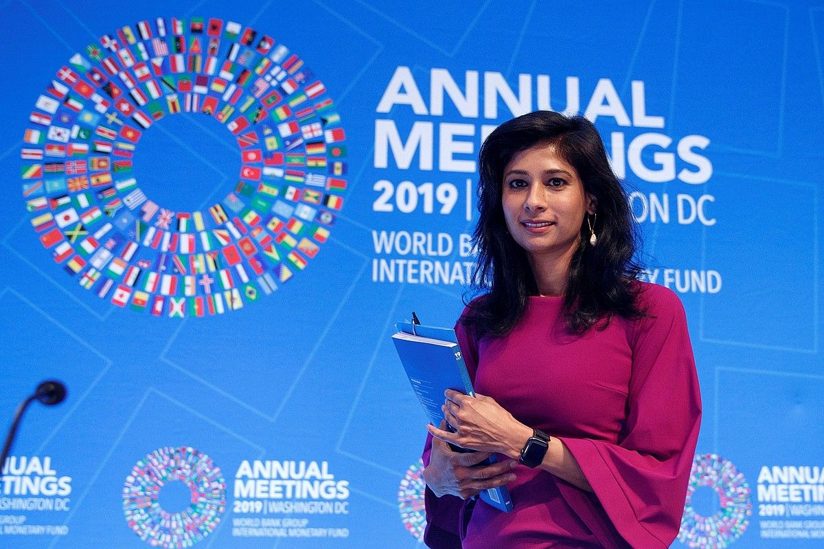 Gita Gopinath Nazioarteko Diru Funtseko ekonomisten burua, atzo, Washingtonen. SHAWN THEW / EFE. Gita Gopinath Nazioarteko Diru Funtseko ekonomisten burua, atzo, Washingtonen. SHAWN THEW / EFE.