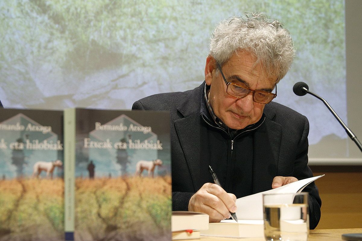 Bernardo Atxaga idazlea, atzo, Etxeak eta hilobiak nobelaren aurkezpenean, Donostiako Koldo Mitxelena Kulturunean. MAIALEN ANDRES / FOKU. Bernardo Atxaga idazlea, atzo, Etxeak eta hilobiak nobelaren aurkezpenean, Donostiako Koldo Mitxelena Kulturunean. MAIALEN ANDRES / FOKU.