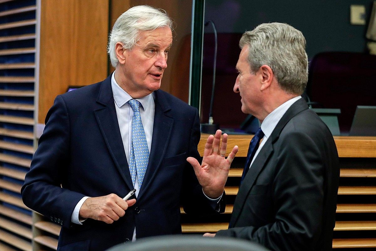 Michel Barnier EBren negoziatzailea eta Guenther Oettinger batzordeko kidea, atzo, Bruselan. STEPHANIE LECOQC / EFE.