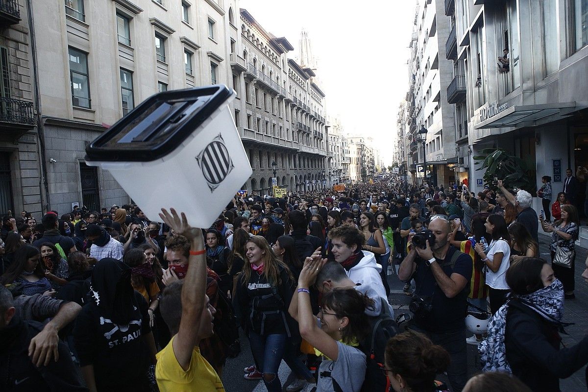 Manifestari talde bat, atzo, Bartzelonako Ronda Litoral kalea moztu zutenean. QUIQUE GARCIA / EFE. Manifestari talde bat, atzo, Bartzelonako Ronda Litoral kalea moztu zutenean. QUIQUE GARCIA / EFE.