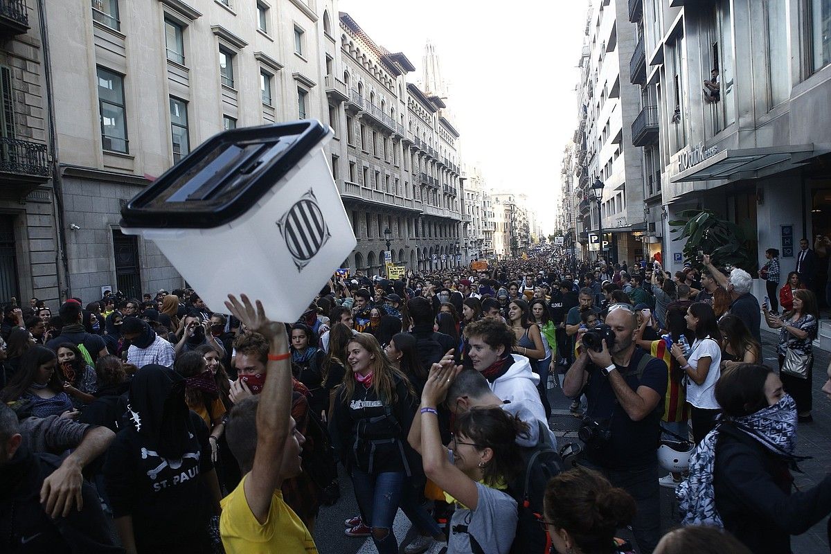 Manifestari talde bat, atzo, Bartzelonako Ronda Litoral kalea moztu zutenean. QUIQUE GARCIA / EFE.