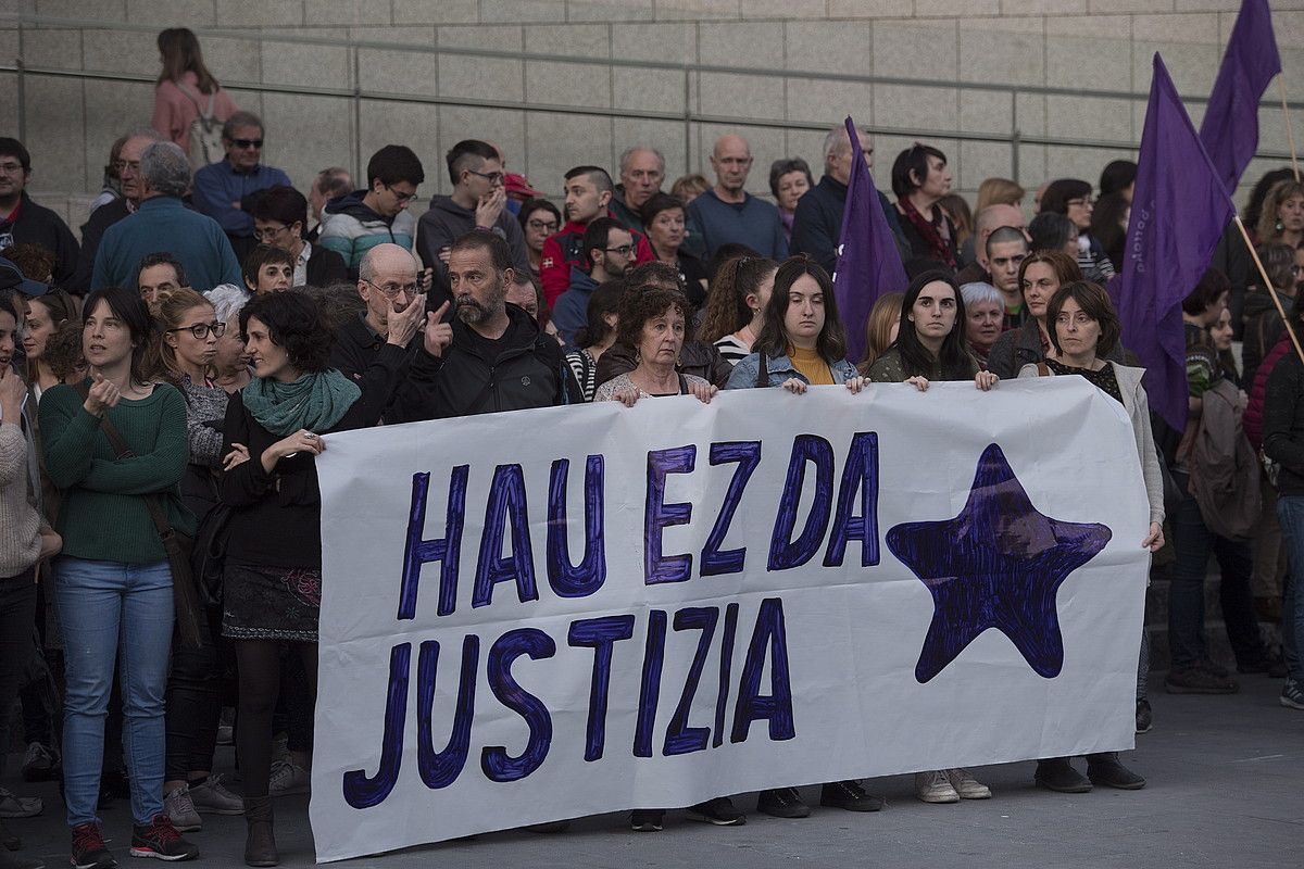 Sara Majarenasen alabaren erasotzailea libre utzi zutenean egindako elkarretaratzea, Donostian. JUAN CARLOS RUIZ / FOKU.