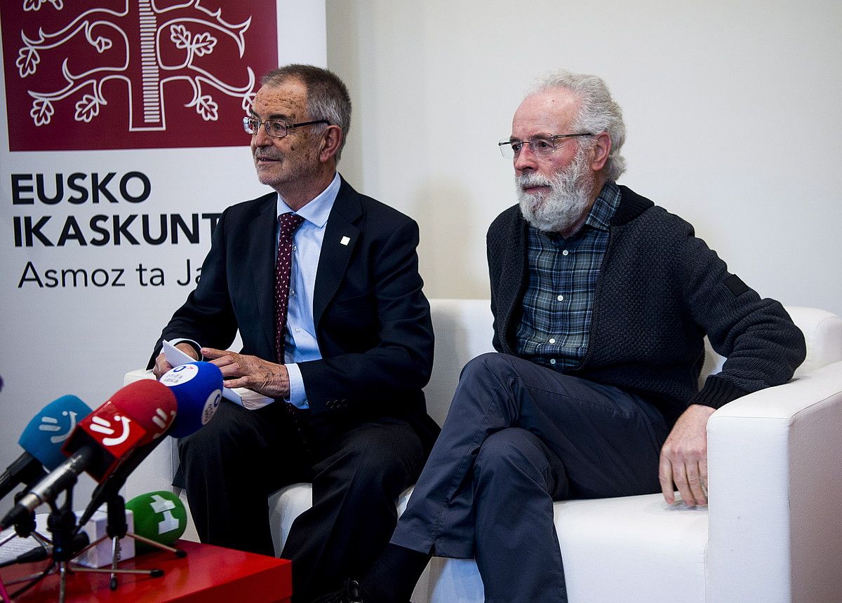 Iñaki Dorronsoro Eusko Ikaskuntzako lehendakaria Xabier Amuriza bertsolari eta aurtengo Manuel Lekuona sarituarekin batera, atzo, Bilbon. LUIS JAUREGIALTZO / FOKU.