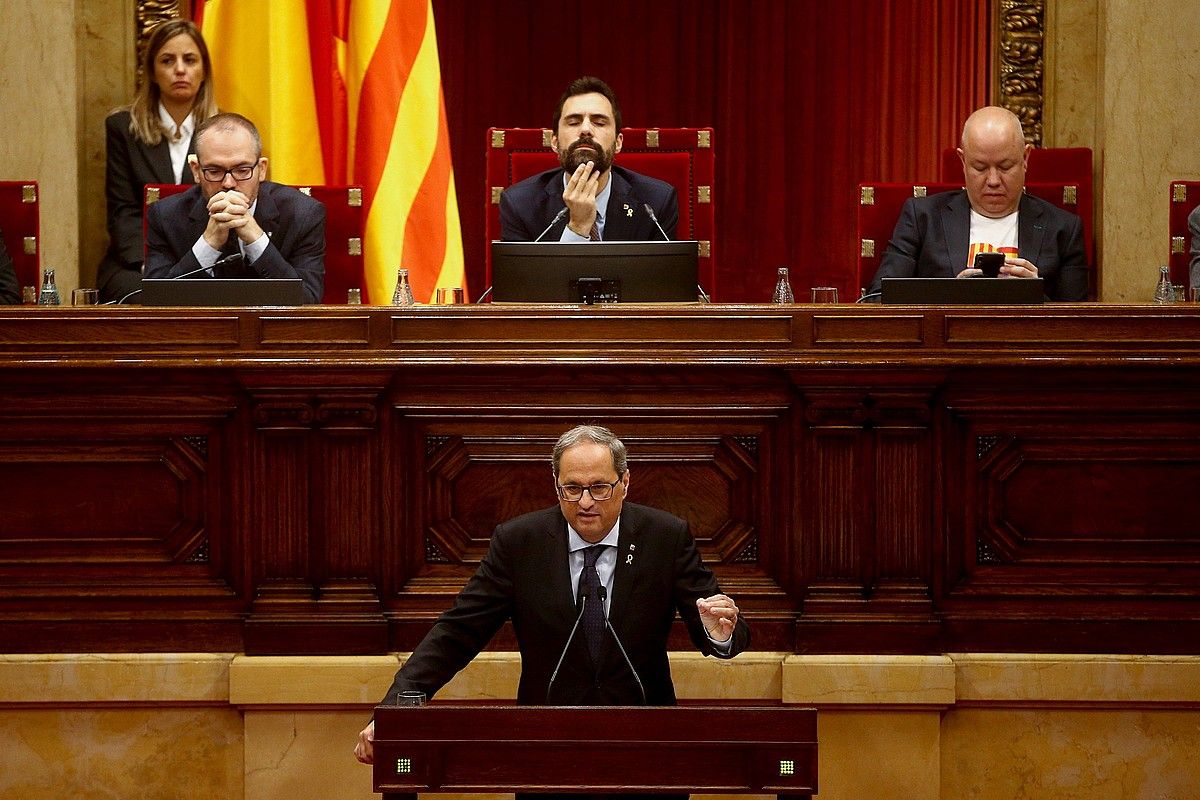 Quim Torra Kataluniako presidentea, parlamentuko osoko bilkuran egin zuen agerraldian, atzo. QUIQUE GARCIA / EFE. Quim Torra Kataluniako presidentea, parlamentuko osoko bilkuran egin zuen agerraldian, atzo. QUIQUE GARCIA / EFE.