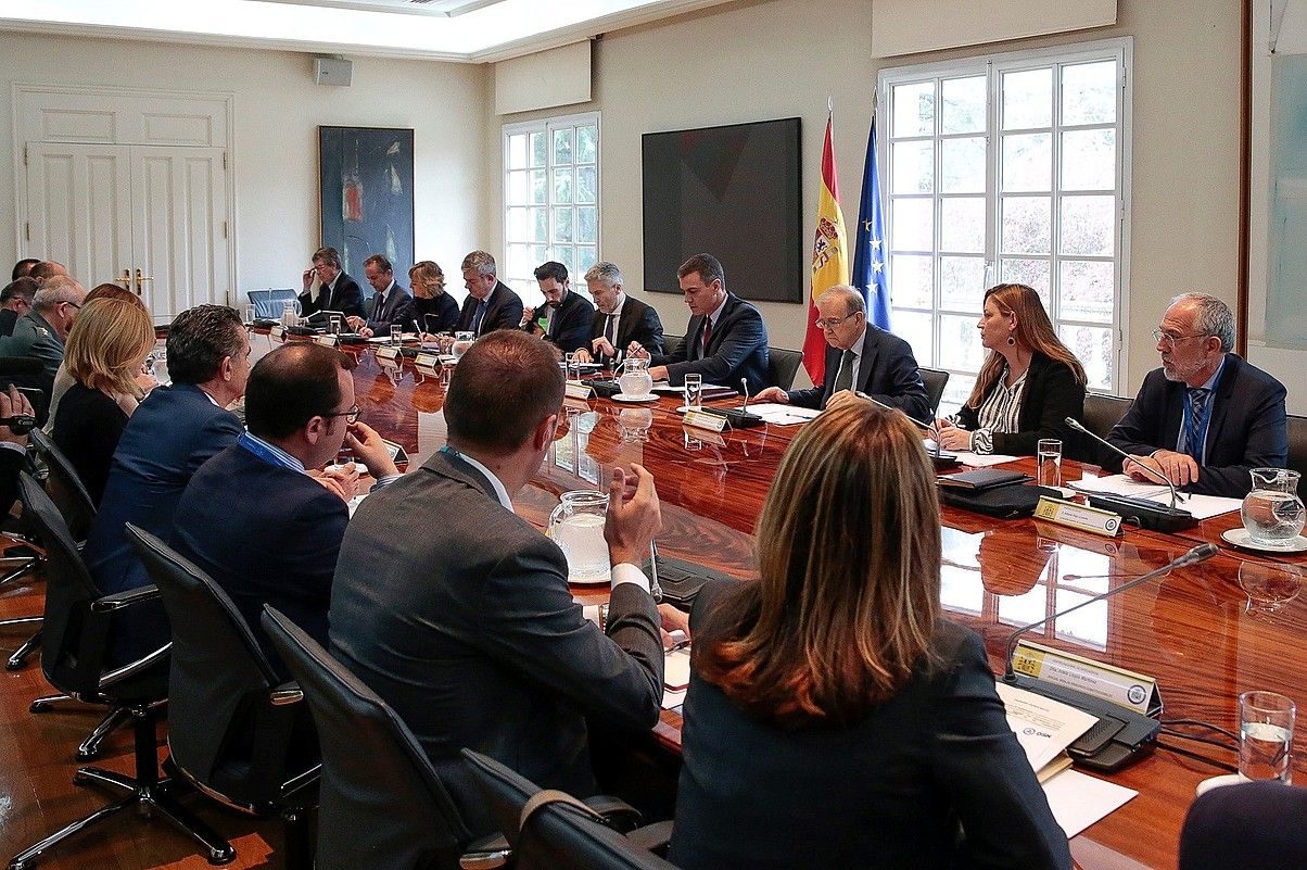 Kataluniako egoera jorratzeko batzorde berezia, Espainiako presidente Pedro Sanchezek zuzendua, atzo, Madrilen. JOSE MARIA CUADRADO JIMENEZ / EFE. Kataluniako egoera jorratzeko batzorde berezia, Espainiako presidente Pedro Sanchezek zuzendua, atzo, Madrilen. JOSE MARIA CUADRADO JIMENEZ / EFE.