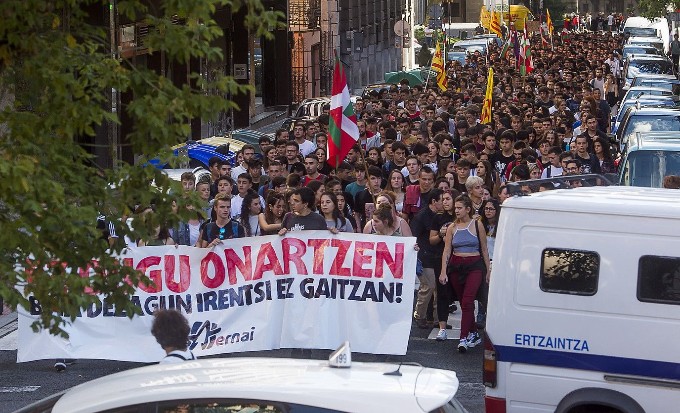 Bilboko manifestazioa, atzo. LUIS JAUREGIALTZO / FOKU.