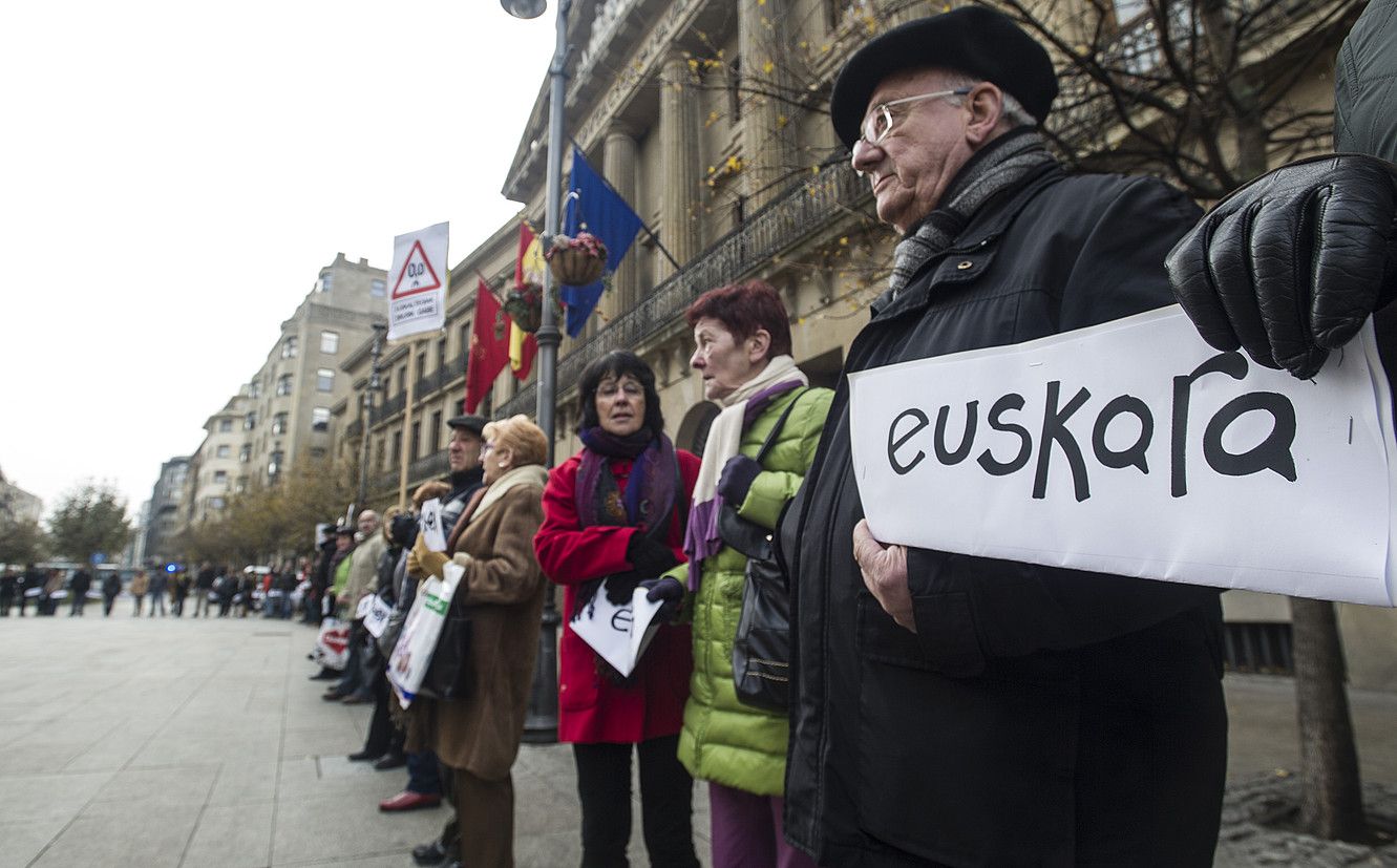 Euskalgintzak Nafarroako Gobernuaren aurrean egindako elkarretaratze bat. Artxiboko irudia. JAGOBA MANTEROLA / FOKU.