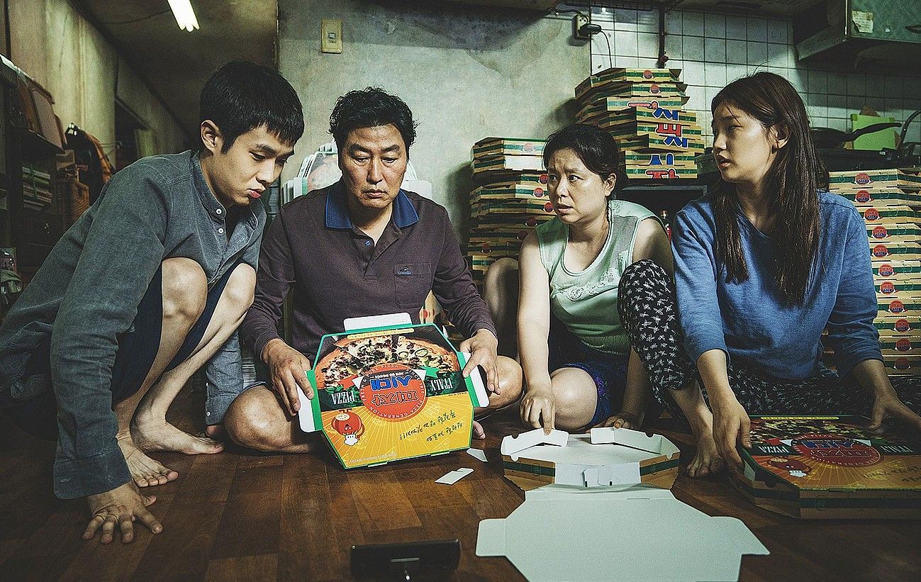 Bi familien harremanari buruzko filma da Hego Koreako Gisaengchung. BERRIA. Bi familien harremanari buruzko filma da Hego Koreako Gisaengchung. BERRIA.