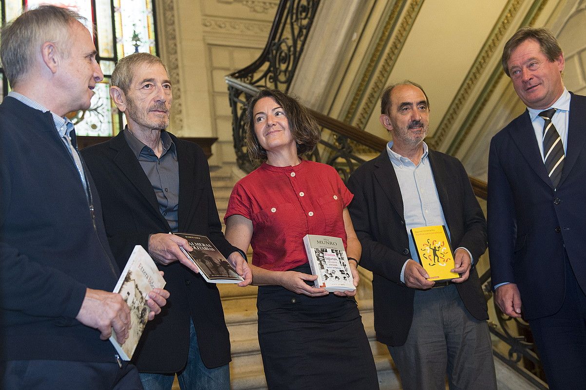 Euskadi Literatura sariak jaso dituzten egileak, atzo, Bilboko Bidebarrieta liburutegian egindako agerraldian. MONIKA DEL VALLE / FOKU.