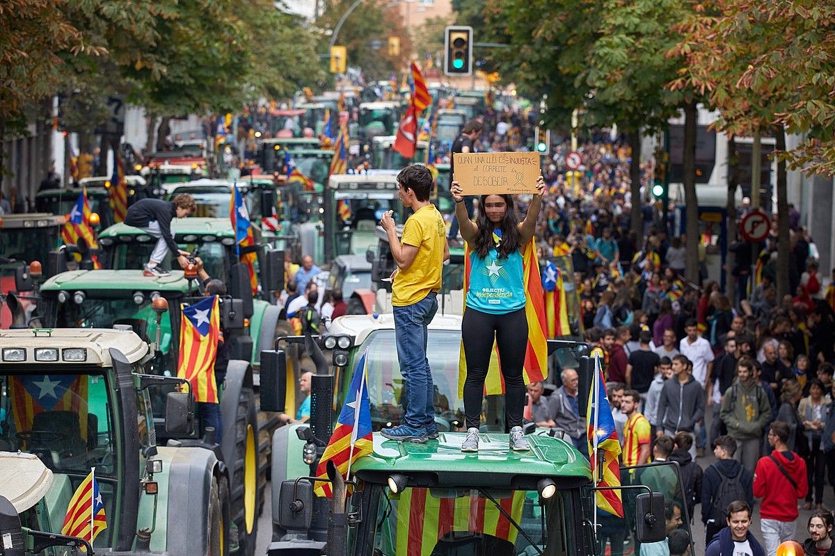 Traktore ilarak, greba orokorraren harira Gironan eginiko manifestazioan, atzo. DAVID BORRAT / EFE.